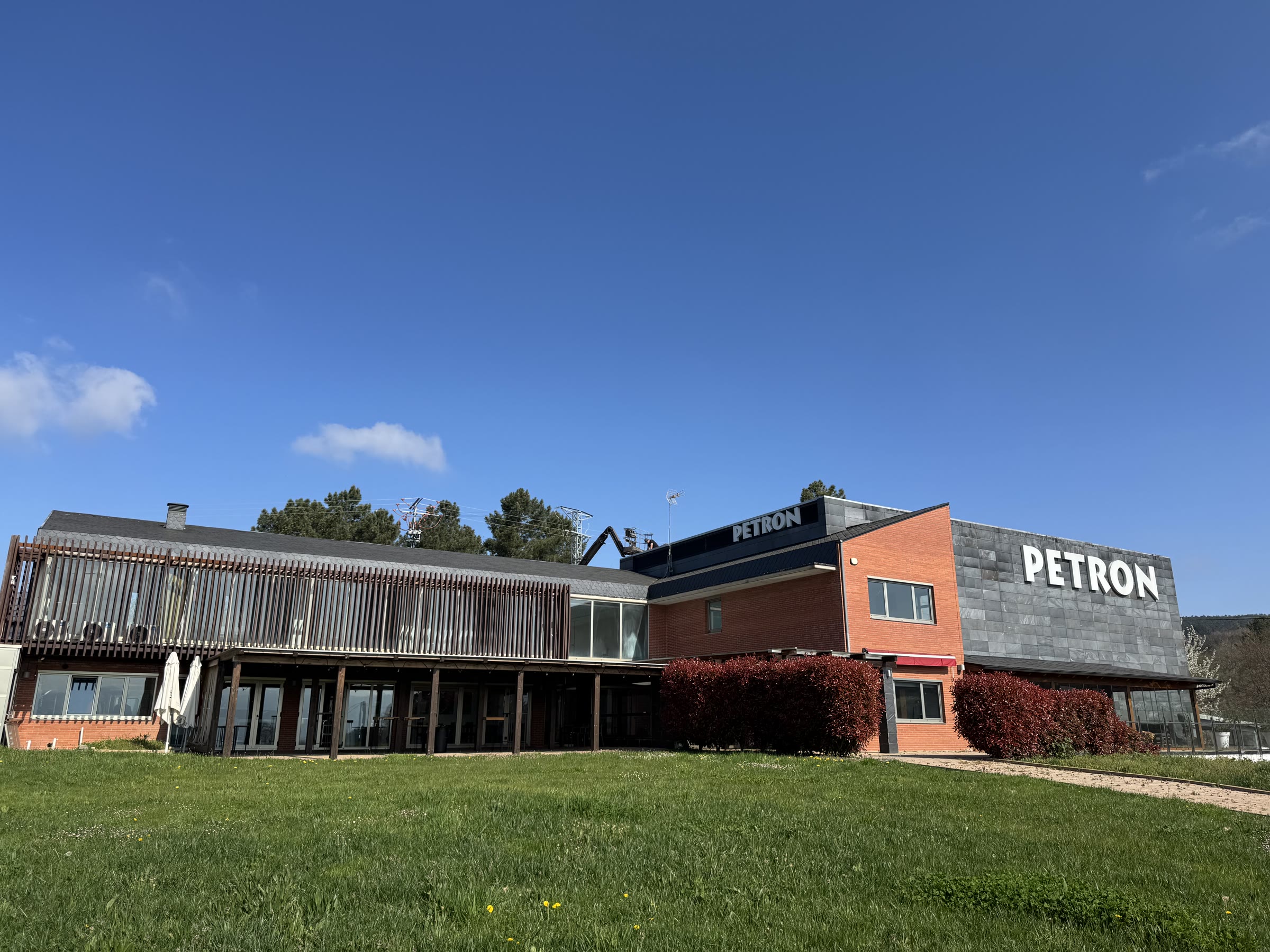 Exterior de Bodegas Petrón