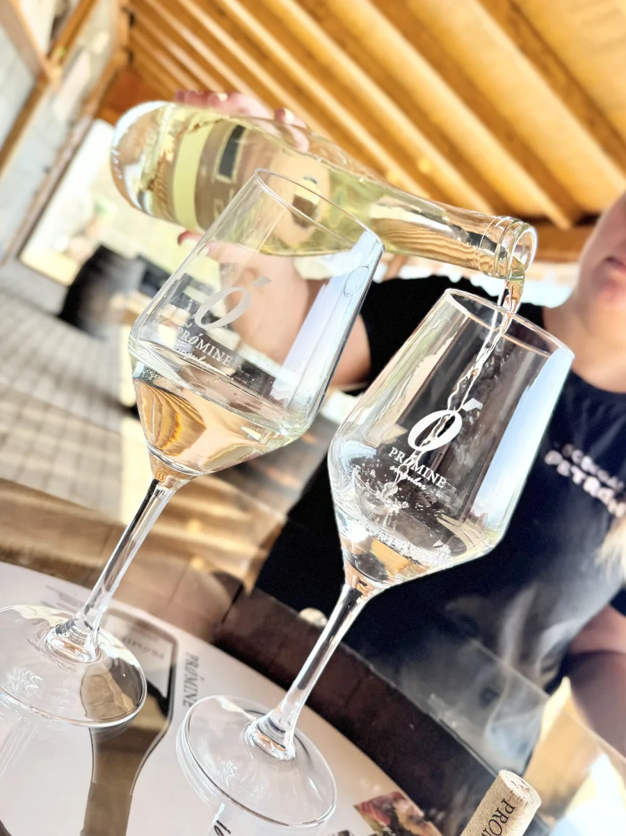 Prómine Godello servido en dos copas