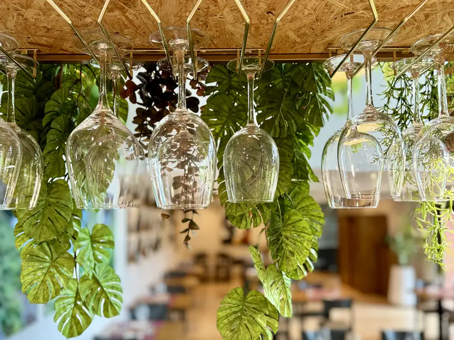 Copas y vegetación en el interior de O Singular