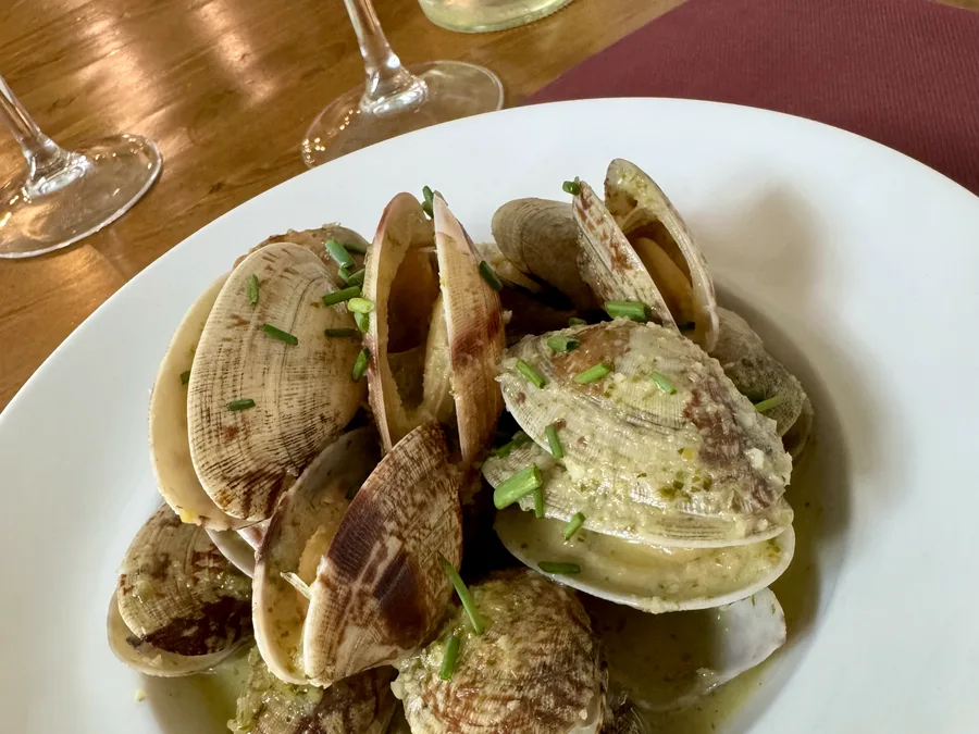 Plato de ciruelas servido en O Singular