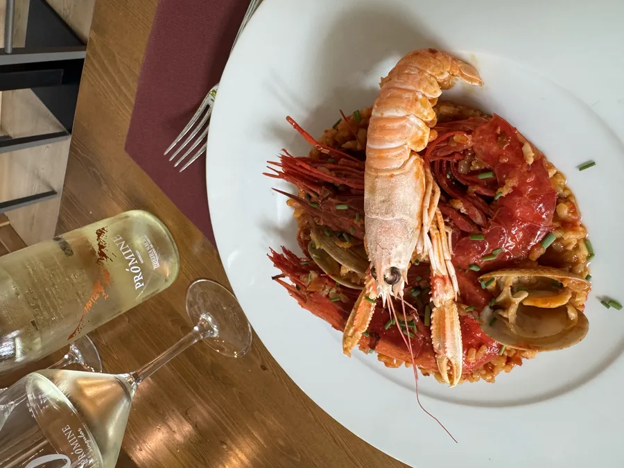 Plato de arroz servido en O Singular