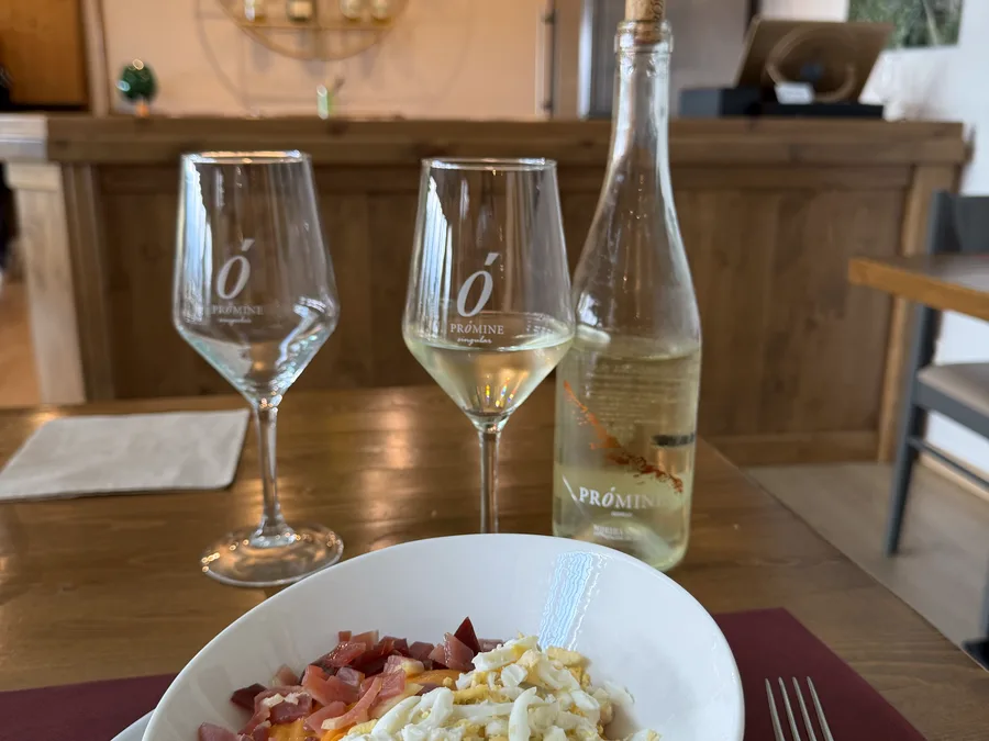 Plato de salmorejo servido en O Singular